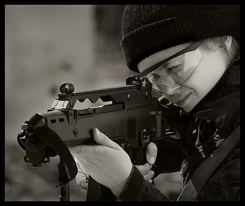 Девушки с оружием ( фото ). X_c5fc9432